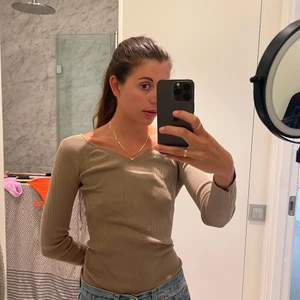 Långarmad top från COS - Stilren och fin beige top från COS