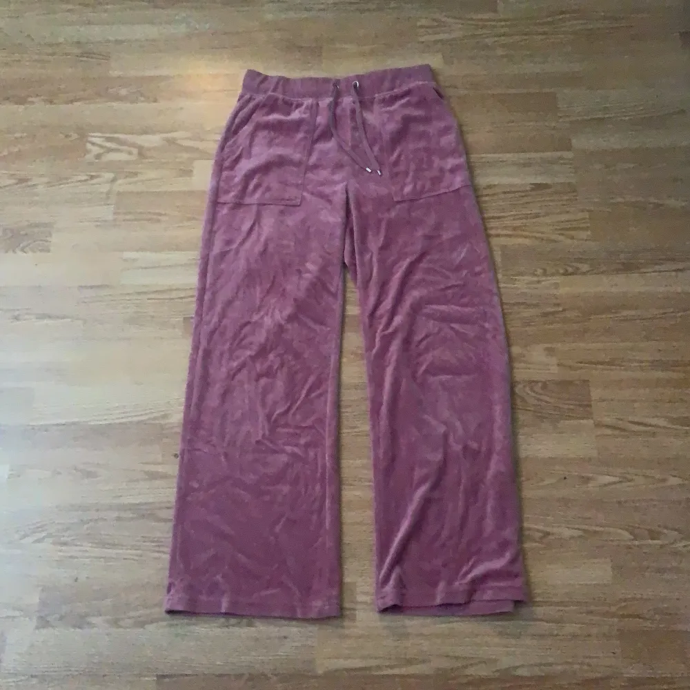 Superfina vida mjukisbyxor i strl m från cubus. Säljer då de aldrig används. Färgen skulle jag beskriva som lite rosaaktig.. Jeans & Byxor.