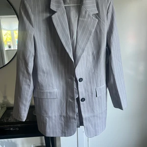 Bubbleroom  - Ny kavaj. Lappen sitter kvar. Strl M 