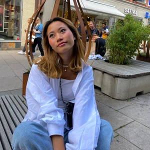 Overshirt - säljer denna snygga oversized skjorta i stl L som passar perfekt när man vill ha det oversized 🙌🏼. Fler bilder kan skickas om några dagar då jag inte är hemma för tillfälligt. Köpt på beyond retro förra sommaren!!!  Frakt tillkommer på 66kr spårbart 