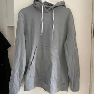 Snygg Hoodie! - Nyskick! Grå/grön/blå i färgen.
