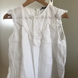 Populär volangtopp! - Fin volangtopp i linne från zara💕 jättefin med spets och knapp i nacken. I fint skick🥰