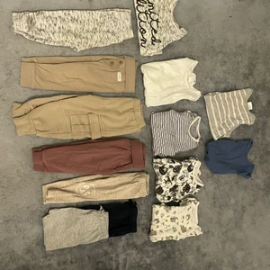 Klädpaket 74-80 - 2 kort byxor 5 byxor  6 Bodies  1 tröja 