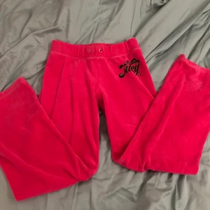 Snygga juicy byxor  - Snygga juicy byxor med gamla designen de är för små för mig men är fortfarande super snygga 