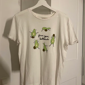 T-shirt med tryck  - Säljer denna vita t-shirten med tryck ifrån Pull & Bear (obs det står att storleken är L fast den är lite mindre i strorleken så skulle själv säga att det är M typ)
