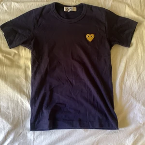 CDG t-shit strl M - Säljer ni min otroligt fina Comme des Garcons t-shorts. Det är barnstorlek så luras inte av att det är strl M, själv är jag 16 år och 170 cm lång och tröjan är precis för liten för mig. Så jag skulle säga strl 156, men passar något längre. Inköpt i London