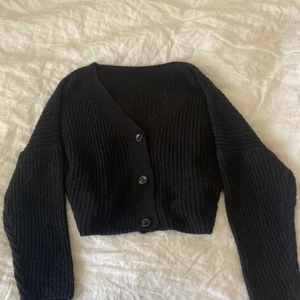 Stickad kofta  - En riktig favorit! Supersöt svart kofta, perfekt till hösten! Frakten tillkommer, kram Ebba🫶🏽