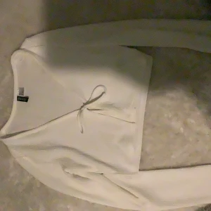 Kofta - En fin vit kofta som aldrig används och aldrig är använd, helt ny köpt Inga märken överhuvudtaget 