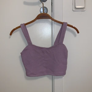 Lila crop top linne  - Väldigt gullig ljuslila crop top i mysigt material. 