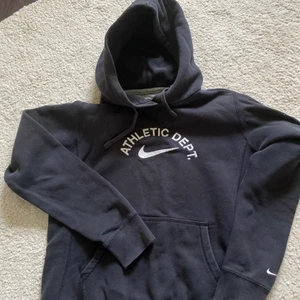 Svart Nike hoodie i storlek xs! - Svart hoodie med vit brodyr från Nike. Använd men i gott skick!  Storlek Xs 