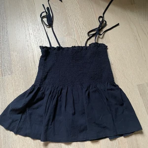 En jättefin topp aldrig använd💙 - En mörkblå topp med volanger från shein🤍