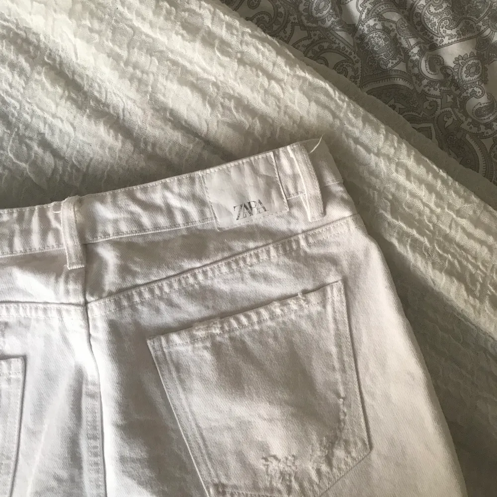 Säljer min jeans kjol från zara! Storlek 38, passar 36💖 Använd ett fåtal gånger så den är som ny❤️ Köptes för 399💕. Kjolar.