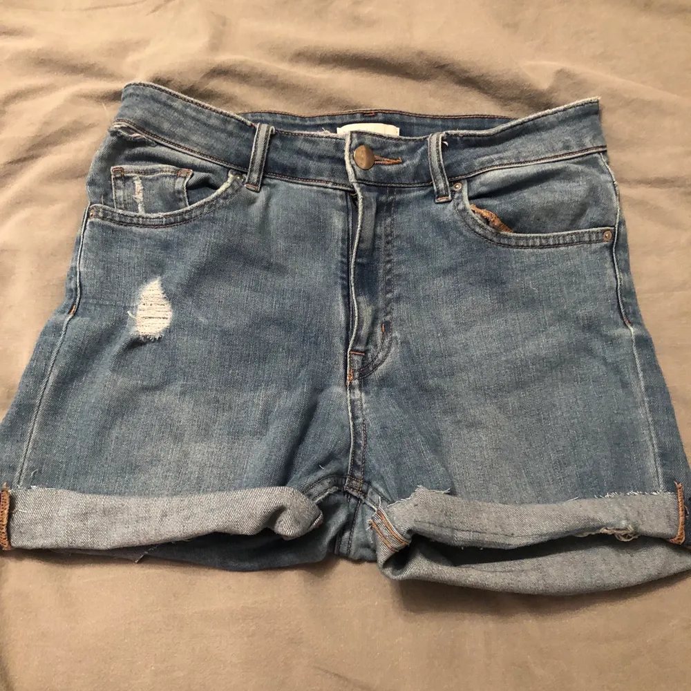 Jeans shorts som jag säljer för att dom tyvärr inte kommer till andvändning då dom är försmå för mig💕 vid fler frågor eller för mer bilder kontakta mig privat🙌🏻💕 fler intresserade = budgivning. Shorts.