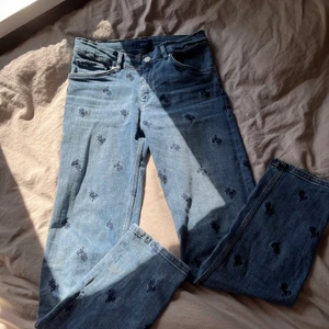 Lågmidjade Gant jeans - Jag köpte jeansen nya ifrån Kidsbrandstore för ca ett år sedan. Då köpte jag jeansen för ungefär 800 kr. De är tyvärr för små för mig nu, så jag har valt att sälja dem. Jeansen är i storlek 164. Köparen betalar frakten via Postnord.