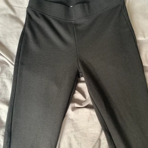 Byxor  - Säljer dessa byxor. Bra material och fina. Jag säljer dessa eftersom att dem är för små för mig och att jag inte passar i dessa byxor. Passar definitivt någon annan. Skicka till mig ifall du är intresserad av byxorna ❤️