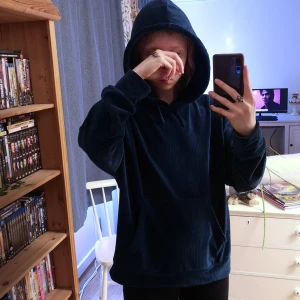 Hoodie strl M - Mörkblå hoodie i sammet, från märket Noisy May. Står strl L men känns mer som strl S eller M. 