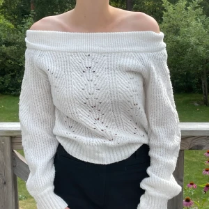Vit stickad off-shoulder tröja  - Jättefin vit stickad tröja som är off-shoulder🤍 