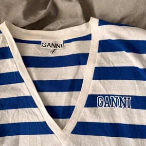Ganni T-shirt  - Använd 1 gång! Superfin ringning i halsen och härlig färg, pris kan diskuteras <3 jag är 175