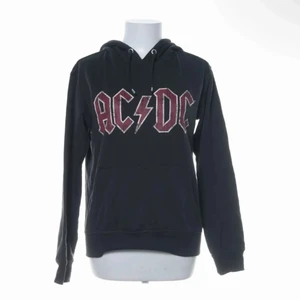 AC/DC hoodie i S - Hoodien är köpt på h&m för nästan ett år sedan och är lite använd men inga skador eller fläckar☺️ 