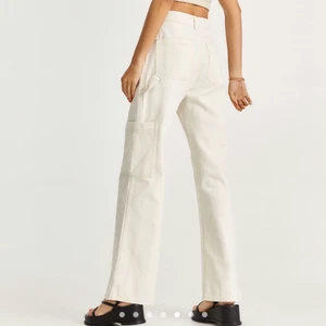 Vita cargopants - Vit cargobyxa från HM! Ur snygga!😍 Endast avvända 2 gånger så i superbra skick😄 Lite små i storleken. Jag har egentligen 38 men har 40 i dessa.