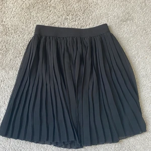 Svart kjol💖 - Säljer nu min kjol från NAKD använd 2 gånger. Köpt för 350kr mitt pris 100kr💓💓