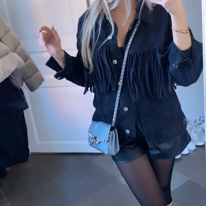 Valentino väska - Funderar på att sälja min fina Valentino väska. Färgen finns inte längre att få tag på så väldigt unik🥰 Den är i bra skick! Köpte väskan för ca 10 000 och säljer den för ca 7500, men kom med bud🥰 Möts helst upp i Göteborg men kan frakta spårbart också! 