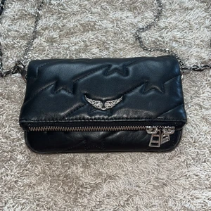 Mini Zadig väska  - Jag säljer min jätte fina Zadig väska pga att den inte kommer till andvänding längre. Kontakta mig för fler bilder! 