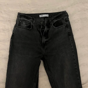 Grå/svarta zarajeans - Gråa midwaist jeans med slits från zara. Sparsamt använda så inget fel på skicket. För referens är jag 178 och de går ner till fötterna. Frakt ingår i priset! 