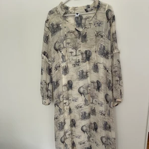 Klänning  - Finklänning från Visual clothing project i L storlek. Använt vid några tillfällen. Ny skick. 