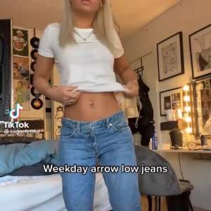 Weekday lågmidjade jeans i modellen arrow, sjukt snygga och trendiga! Saga stq hade även att par i en av sina videos ifall någon är inspirerad av hennes stil! De är köpta för 500kr men säljs för 250kr, storlek 27/32