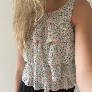 volang topp - blommig volangtopp som är i barnstorlek 140 men sitter som på mig (se bilderna) som är 170 och bär 32/34 eller XS/S, aningen liten på mig och den är i jättebra skick