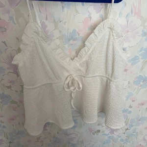 Vit topp - En vit topp köpt från SHEIN, använd en gång.