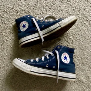 Converse - Marinblå CONVERSE i stl 39💙 knappast några tecken på användning