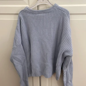 Stickad tröja ljusblå - Xs-s