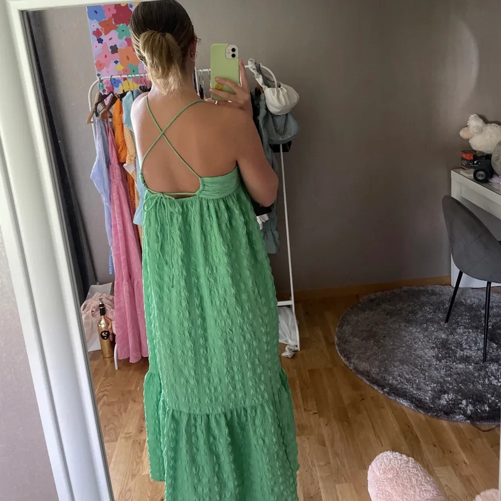 Säljer denna slutsålda gröna zara klänning!! Så snygg men kommer tyvärr inte till användning , storlek S men passar M också då den är justerbar i ryggen.  köpt för 559kr (sista bilden är hur färgen ser ut). Klänningar.