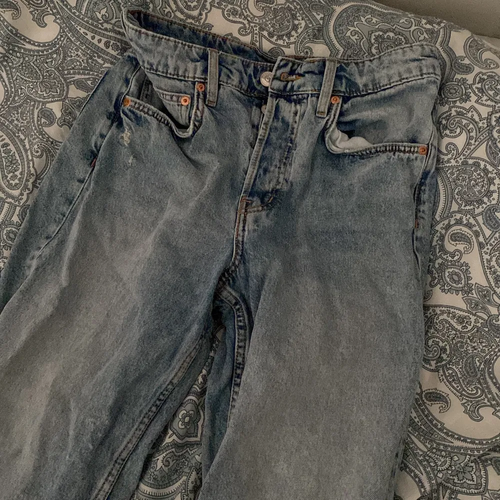 säljer ett par jeans i storlek 36 som är köpte för två år sedan! använda fåtal gånger och passar bra till många outfits! 100kr + frakt 59kr = 159kr 🤍 kan skicka bilder om så önskas! . Jeans & Byxor.