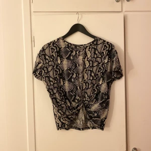 T-shirt  - T-shirt med orm mönster i storlek M/L