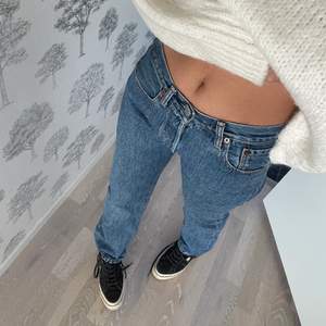 Ursnygga levis jeans i modellen 501, är 167 cm för referens. Midwaist. Säljer då de blivit en aning små. Köpare står för frakt!
