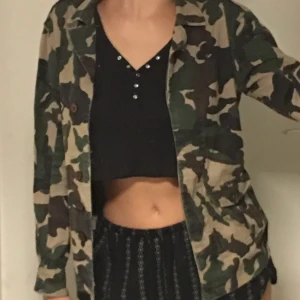 Militär jacka - En camo jacka i bra skick💖💗💞