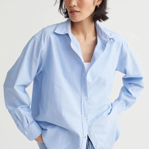 Skjorta - Oversize skjorta från Monki. Aldrig använd. Skrynklig av att ha legat i garderoben