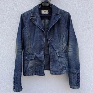 Jacka - Denna jacka är sååå najs men jag har en liknande. Den ser ut som en jeansjacka men är i Manchester, köpt vintage i London! Jag är 175 och har vanligtvis S/M, men rekommenderar denna till en Xs eller mindre S