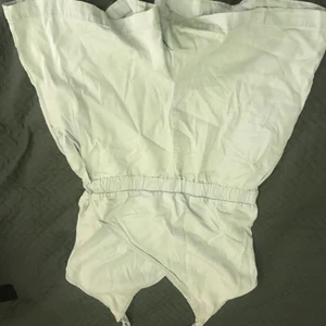 Jumpsuit - Fin jumpsuit i en babyblå färg! Gullig framsida med överlappning och fin i ryggen också! Den har fläckar/ missfärgningar som möjligtvis går bort i tvätten (tvättas då självklart innan postningen)!❤️ OBS: Fraktpris ändras om köp inte sker via plick! 