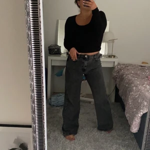Ginatricot jeans  - Ass snygga jeans ifrån ginatricot använda några gånger alver pgr jag har tröttnat på dom fina i färgen. Dom är stenfärgade 