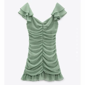 Draperad klänning med volangärm stl xs  - Aldrig använd , lappar fortfarande på! 