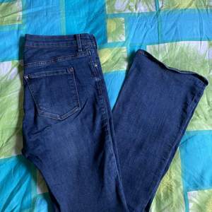 Ett par jättesköna, stretchiga, basic bootcut jeans från HM. Högmidjade! Funderar på att sy om de till lågmidjade ifall ingen är intresserad. Storlek 29/32 men skulle säga att de är större i storleken jämfört med märkesjeans. Passar mig som har 30/32