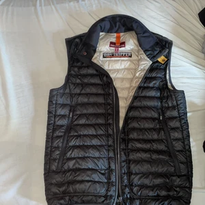 Parajumper väst - En jättefin oarajumperväst som har använt fåtal gånger den är ny skick inga fel