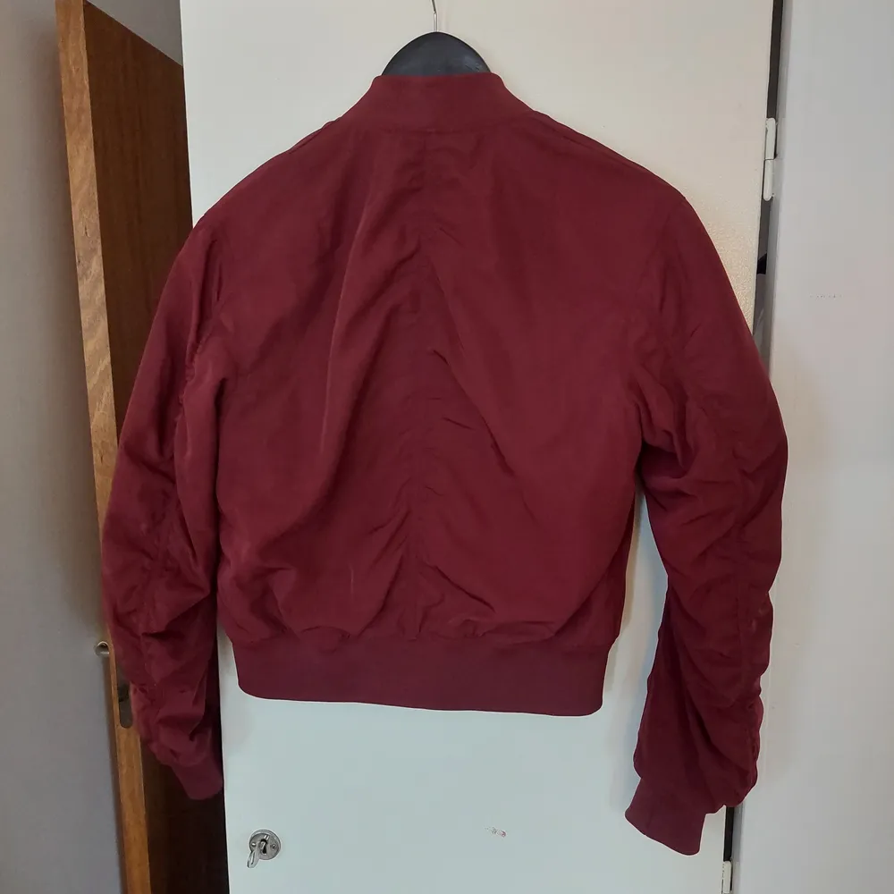 Snygg bomberjacka från H&M i storlek 34. Loose fit. Riktiga fickor. . Takit.