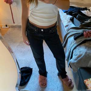 Lågmidjade zara jeans med slits 💕 köpare står för frakt