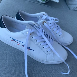 Tommy Hilfiger sneakers - Nästan helt nya Tommy hilfiger sneakers, använda fåtal gånger. Säljer pågrund av fel storlek💕