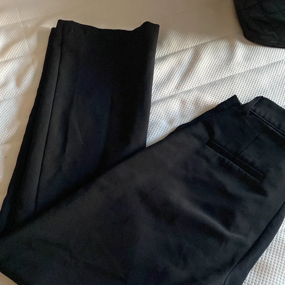 Svarta kostymbyxor i strl 34 från bikbok, oanvända. Köpt för 399kr, är nästan lågmidjade. Jättebra material och väldigt fina.. Kostymer.